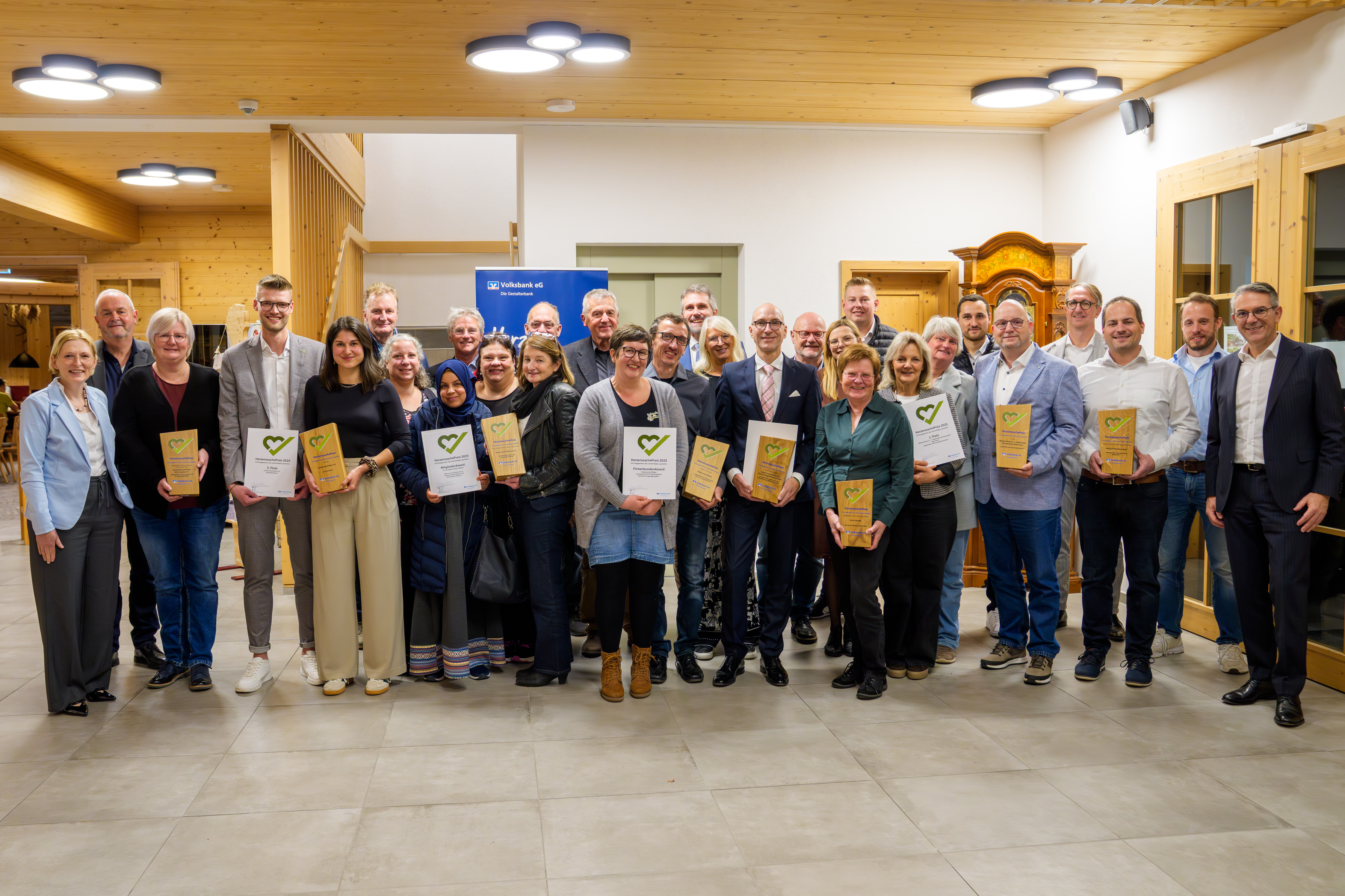Die Preisträgerinnen und Preisträger des HerzenssachePreises 2025 bei der feierlichen Preisverleihung.