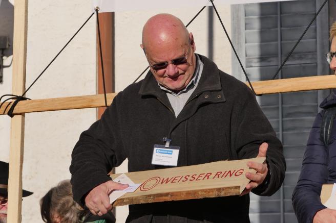 Werner Rombach bei der Spendenübergabe